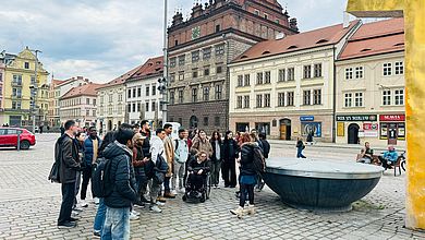 Auf dem Stadtplatz in Pilsen vor dem historischen Rathaus