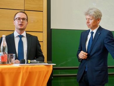 Prof. Dr. rer. pol. Steffen Hamm (links) und Prof. Dr. med. Clemens Bulitta von der Fakultät Wirtschaftsingenieurwesen
