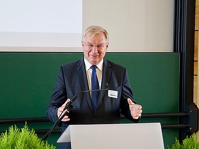 Prof. Dr. Ferdinand Kramer hielt den Festvortrag.