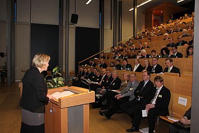 Hochkarätige Referentinnen und Referenten vom Deutschen Patent- und Markenamt, dem Bundespatentgericht, der Volkswagen AG, der Audi AG, der BASF SE und aus Anwaltskanzleien haben am 15. Februar 2013 beim 8. Amberger Patenttag an der HAW im voll besetzten