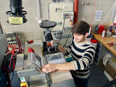 In unserem spezialisierten Labor für Kunststoffverarbeitung lernen Studierende an hochmodernen Maschinen, Kunststoffe herzustellen und zu verarbeiten.