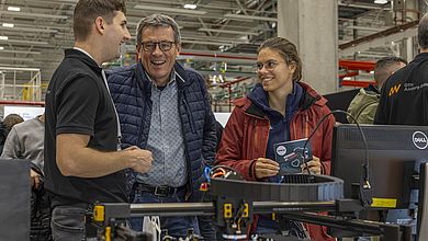 Zwei lachende Besucher am Stand der OTH Amberg-Weiden