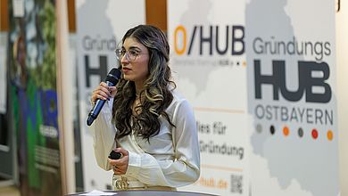 Ani Tovmasyan gewann zwei Preise beim ersten Hochschulgründertag des Gründungs-HUB Ostbayern