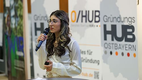 Ani Tovmasyan gewann zwei Preise beim ersten Hochschulgründertag des Gründungs-HUB Ostbayern