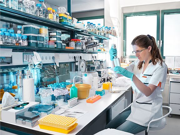 Studentin im Umweltanalytik Labor