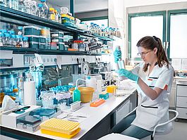 Studentin im Umweltanalytik Labor