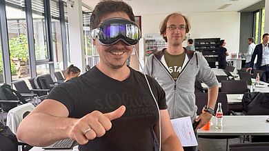 Mitten in der virtuellen Welt: Ein Teilnehmer navigiert mit der typischen Fingergest-Steuerung durch die Apple Vision Pro
