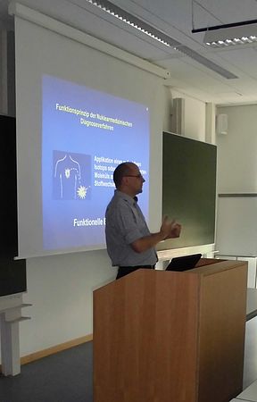 Auf Einladung von Prof. Dr. Ralf Ringler (Fakultät Wirtschaftsingenieurwesen) referierte Dr. med. Johann Schönberger (Chefarzt der Abteilung Nuklearmedizin der Kliniken Nordoberpfalz AG Weiden) im Rahmen der Lehrveranstaltung „Radiologie und Nuklearme