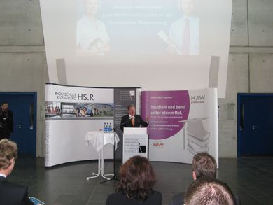Am 12.April 2013 fand an der HS Regensburg die erste Informationsveranstaltung der Reihe „Studieren ohne Abitur/Studieren und Beruf“ für Weiterbildungsinteressierte statt. Die Hochschule Regensburg und die HAW traten gemeinsam als Veranstalter auf, e