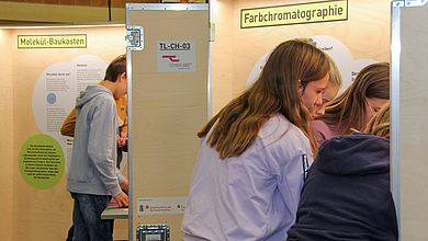 Schülerinnen und Schüler vor zwei Stationen