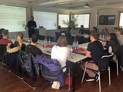 Die Exkursionsgruppe bei Valeo-IT in Luhe-Wildenau