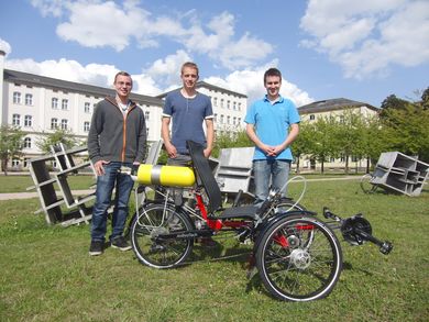 Die „Projekt-Ingenieure“ Benjamin Schemala, Markus Hösl und Johannes Höcht mit ihrem Druckluft-Trike (v.l.n.r.)
