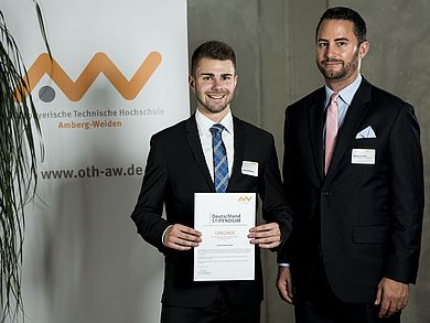 Deutschlandstipendiat Daniel Kaltenecker mit Thomas Schiller, Partner des IVFP