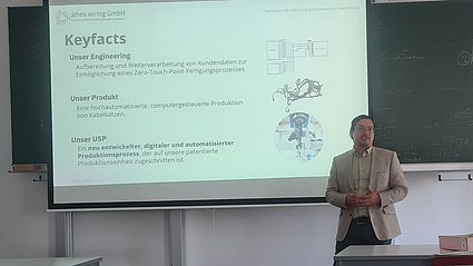 Gründer Matthias Pohl spricht mit Maschinenbau-Studierenden über seine Erfahrungen in der Start-up-Szene