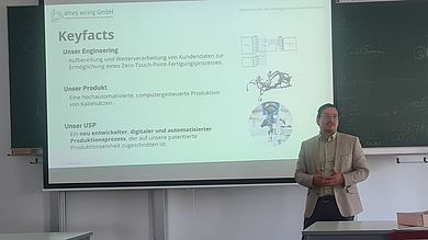 Gründer Matthias Pohl spricht mit Maschinenbau-Studierenden über seine Erfahrungen in der Start-up-Szene