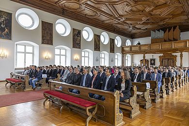 Gäste sitzend im Saal