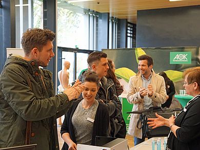 Am Stand der Kliniken Nordoberpfalz AG informierten sich die Gäste über fachgerechte Händedesinfenktion.