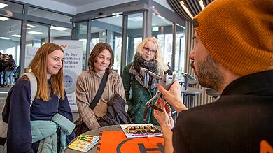 Mädchen bekommen Drohne gezeigt