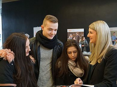SchülerInnen informieren sich über die Studiengänge der Fakultät Wirtschaftsingenieurwesen. 