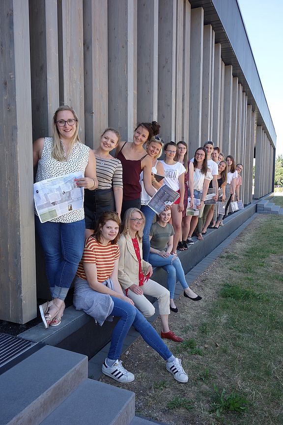 Kursteilnehmer mit der Lehrbeauftragten Monika Hofmann