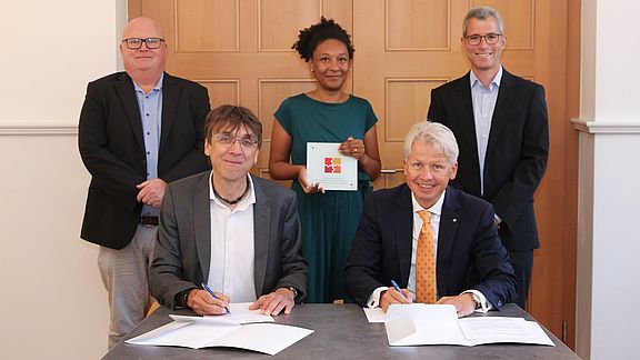 Das Berufliche Schulungszentrum (BSZ) Wiesau und die OTH Amberg-Weiden unterzeichnen eine gemeinsame Kooperationsvereinbarung (v.l.): Hartmut Seidler, StD (stellvertretender Schulleiter BSZ Wiesau), Thomas Metzler, OStD (Schulleiter BSZ Wiesau), Magdalena Ullrich (Studien- und Career Service OTH AW), Hochschulpräsident Prof. Dr. Clemens Bulitta und Prof. Dr. Fabian Brunner (Professor für Industrie-4.0-Informatik und Medieninformatik)