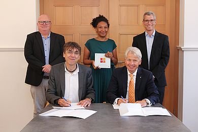 Das Berufliche Schulungszentrum (BSZ) Wiesau und die OTH Amberg-Weiden unterzeichnen eine gemeinsame Kooperationsvereinbarung (v.l.): Hartmut Seidler, StD (stellvertretender Schulleiter BSZ Wiesau), Thomas Metzler, OStD (Schulleiter BSZ Wiesau), Magdalena Ullrich (Studien- und Career Service OTH AW), Hochschulpräsident Prof. Dr. Clemens Bulitta und Prof. Dr. Fabian Brunner (Professor für Industrie-4.0-Informatik und Medieninformatik)