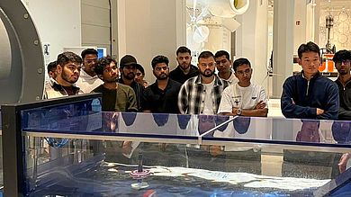 Studenten stehen vor Ausstellung im Museum