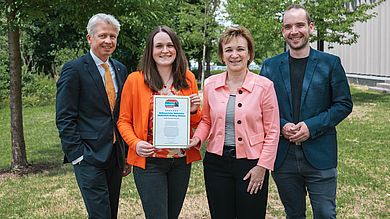 Die OTH Amberg-Weiden freut sich über die Rezertifizierung als Fairtrade Universiy (v.l.): Hochschulpräsident Prof. Dr. Clemens Bulitta, Laura Völkl (INE), Vizepräsidentin Prof. Dr. Christiane Hellbach und Christoph Brechler (INE)