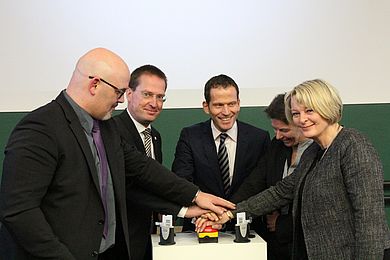 Symbolischer Startschuss: Prof. Dr. Andreas Aßmuth, Prof. Dr. Georg Rosenfeld, MdB Albert Rupprecht, Prof. Dr. Claudia Eckert und Prof. Dr. Andrea Klug aktivieren das Lernlabor Cybersicherheit