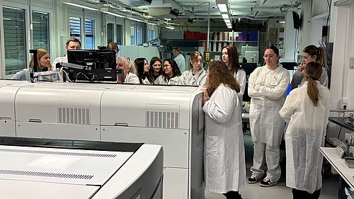 Bei einer Exkursion zu SYNLAB MVZ Weiden bekamen Studierende spannende Einblicke in die Arbeitspraxis