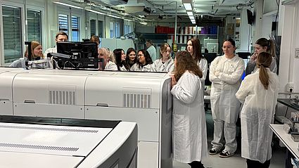 Bei einer Exkursion zu SYNLAB MVZ Weiden bekamen Studierende spannende Einblicke in die Arbeitspraxis