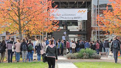 Junge Menschen auf dem Campus