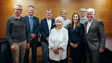 Der Beirat der Edmund-Bradatsch-stidtung (v.l.): Alfons Gnan (Stiftungsbeirat), Lars Engel (Stiftungsvorstand), Klaus-Jürgen Schiller (Stiftungsvorstand), Helga Bradatsch (Stifterin), Prof. Dr. Carina Braun (Stiftungsbeirat, OTH Regensburg), Prof. Dr. Julia Heigl (Stiftungsbeirat, OTH Amberg-Weiden), Karl Ruhland (Stiftungsbeirat), Dr. Oliver Habel (Stiftungsbeirat)