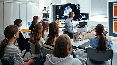 Mädchen bekommen Ultralschall-Gerät erklärt