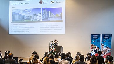 Maika Victor-Ustohal vom Kompetenzzentrum Mittel- und Osteuropa (KOMO) stellte die Zusammenarbeit mit der Universität Pardubice bei der Jubiläumsveranstaltung vor