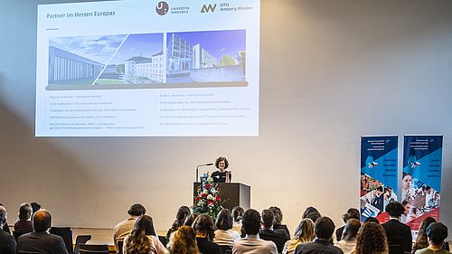 Maika Victor-Ustohal vom Kompetenzzentrum Mittel- und Osteuropa (KOMO) stellte die Zusammenarbeit mit der Universität Pardubice bei der Jubiläumsveranstaltung vor