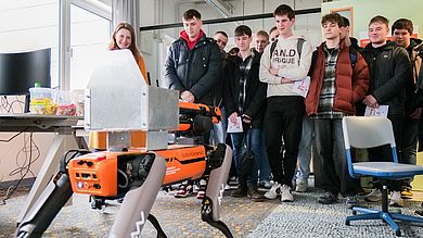 Eine Gruppe tschechischer Schülerinnen und Schüler begeisterte sich besonders für den Roboterhund am Campus in Weiden