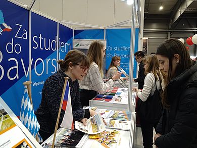 Menschen an einem Messestand