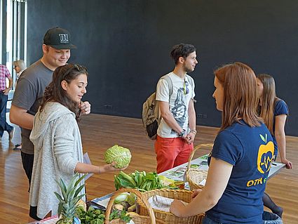 Studierende am OTHealthy-Stand