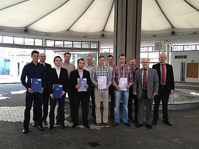 In diesem Jahr erhielten fünf Studierende aus den Händen von Gerhard Kranz (Prokurist der BHS Corrugated) und Prof. Ulrich Müller (Hochschulpate des Stipendienprogramms) das begehrte Stipendium der Firma BHS Corrugated Maschinen- und Anlagenbau GmbH.