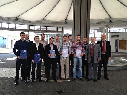 In diesem Jahr erhielten fünf Studierende aus den Händen von Gerhard Kranz (Prokurist der BHS Corrugated) und Prof. Ulrich Müller (Hochschulpate des Stipendienprogramms)  das begehrte Stipendium der Firma BHS Corrugated Maschinen- und Anlagenbau GmbH. 