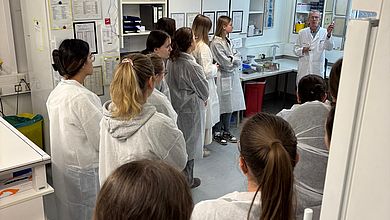 Die Studierenden des Studiengangs Physician Assistant konnten sich mit Labormitarbeitenden bei SYNLAB austauschen