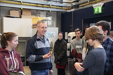 Recyclingtechnik – Prof. Dr. Burkhard Berninger erklärt das Sortieren von Abfall