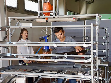 Studierende an einem Arbeitsplatz