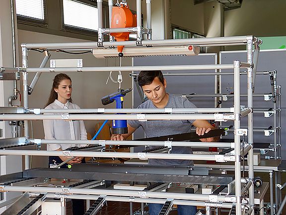 Studierende an einem Arbeitsplatz