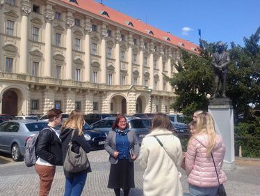 Studierende im Gespräch mit Lydie Holinkova vor dem Tschechischen Außenministerium auf der Prager Burg