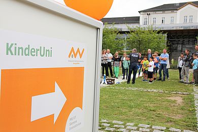 Kinder auf dem Campus