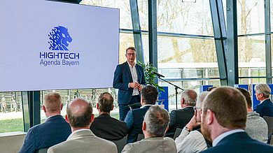 Markus Blume, Bayerischer Staatsminister für Wissenschaft und Kunst, kam nach Weiherhammer, um das Technologietransferzentrum mit dem Schwerpunkt „AI-driven Factory of the Future“ zu eröffnen