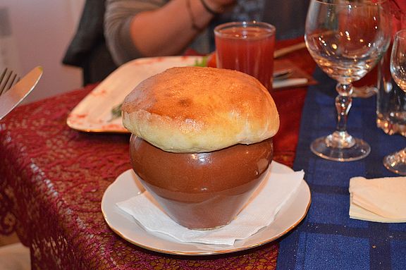 Typisches russisches Gericht "Жаркое в бочонке"