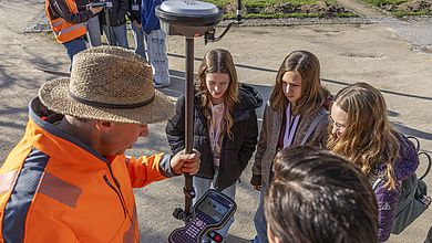 Gemeinsam mit Vertretern des Studiengangs Geoinformatik gingen die Teilnehmerinnen auf Schatzsuche